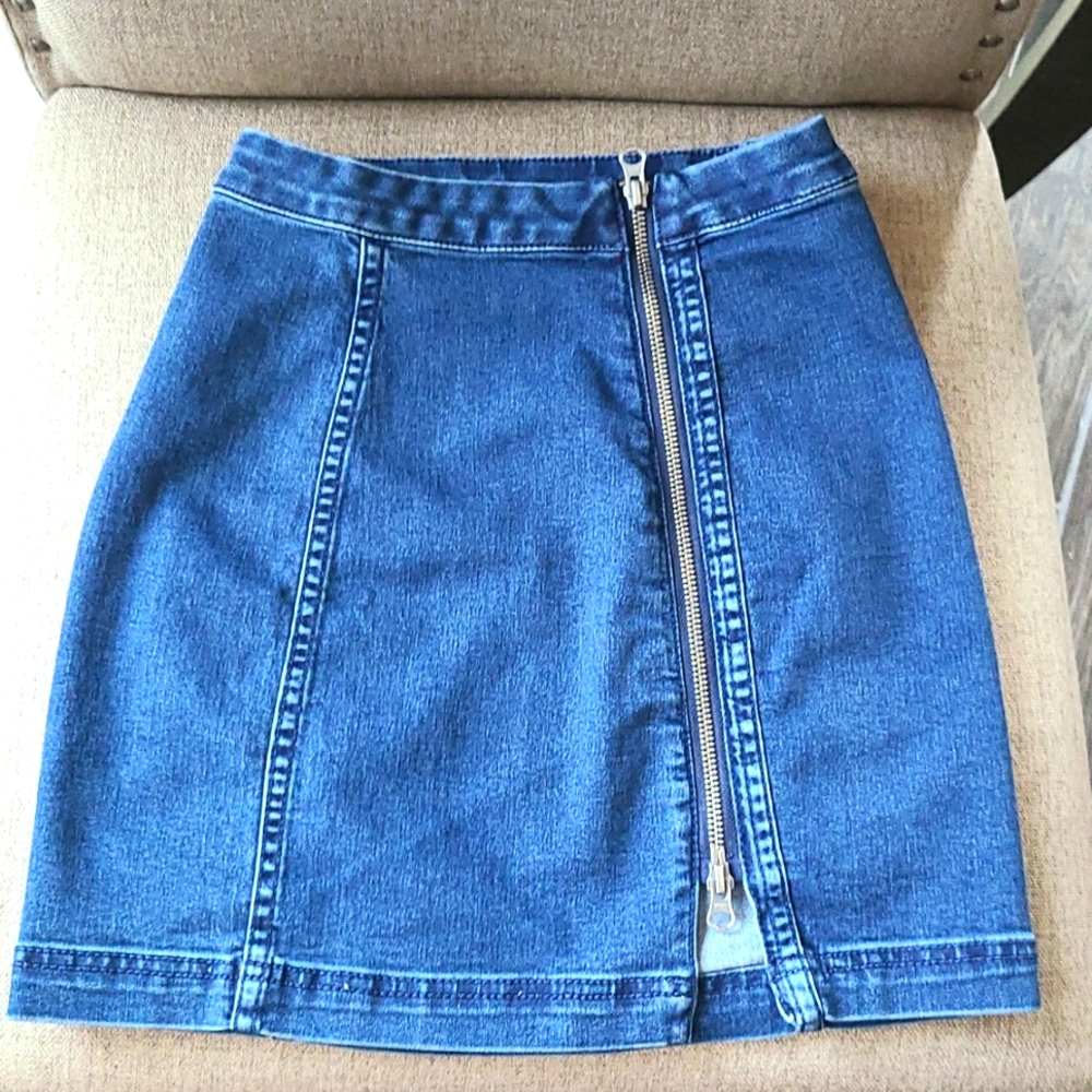 Free People Front Zipper Denim Mini Skirt Size 0  Casual/ Urban Outfitters